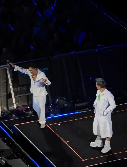 任贤齐开唱自嘲“不够Man” 何家劲太投入踩空险仆