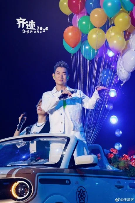 任贤齐开唱自嘲“不够Man” 何家劲太投入踩空险仆