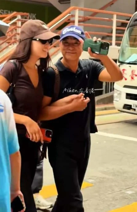 任达华父女被误认“热恋情侣” 牵手揽腰挨批“太过”