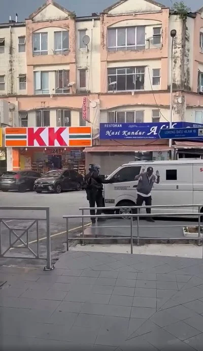 企图抢劫解款车案|保安人员临危不乱保82万·劫匪抢走霰弹枪逃逸
