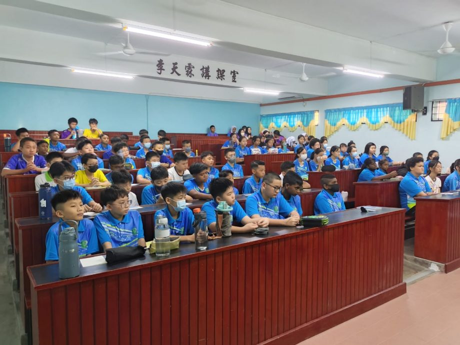 供上网(次)年轻人/庇中新生踏入校园的新一天
