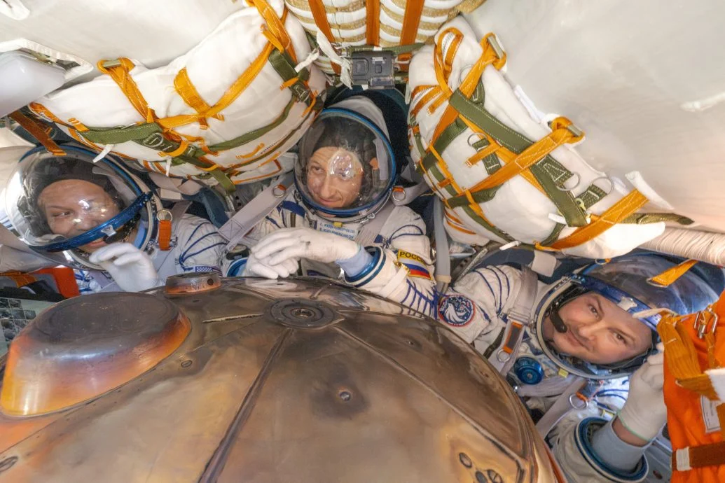 俄“联盟MS-28”载人飞船 携3名太空人返回地球