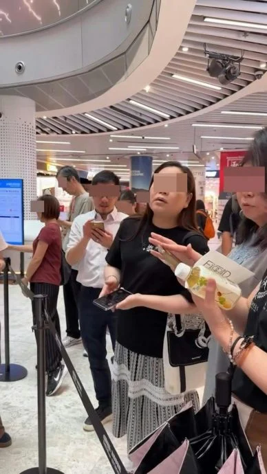 免费雪糕派完需暂停补货 上班族等不及竟围骂职员