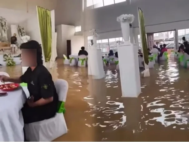 **全国综合(只供网)**洪水来袭又怎样? “水中婚宴”宾主尽欢