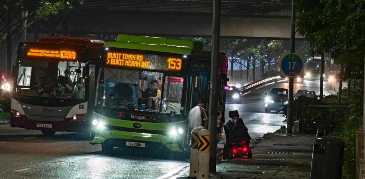全国:暖势力:雨中下车助受困路人 狮城巴士车长获表扬