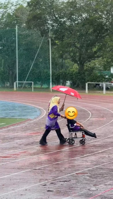 冒雨陪残障学生跑完全程 大爱老师暖心举动感动全网