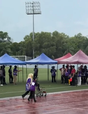 冒雨陪残障学生跑完全程 大爱老师暖心举动感动全网