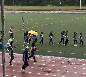 冒雨陪残障学生跑完全程 大爱老师暖心举动感动全网