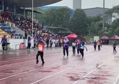 冒雨陪残障学生跑完全程 大爱老师暖心举动感动全网