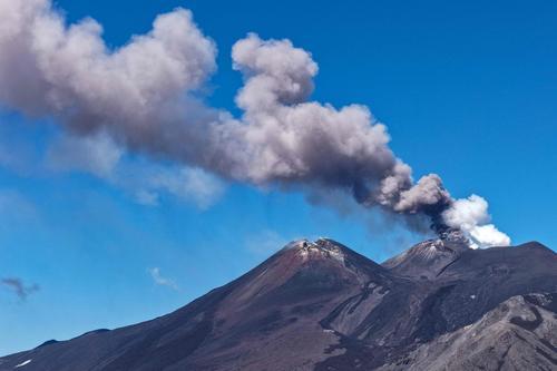 加图/西西里岛火山喷发!灰柱直冲1.5公里 空中交通大乱