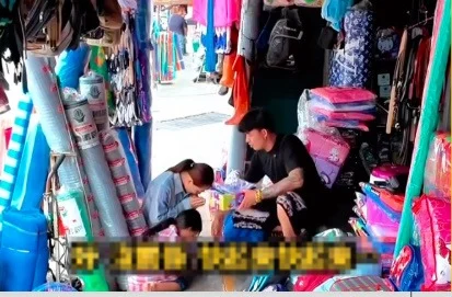 单亲妈没钱买校服不敢进店 刺青老板送全套校服暖爆全网