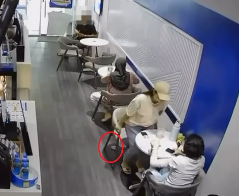 卡包遗落咖啡店疑遭女子取走 事主公开监控画面寻人