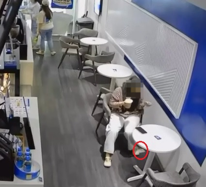 卡包遗落咖啡店疑遭女子取走 事主公开监控画面寻人