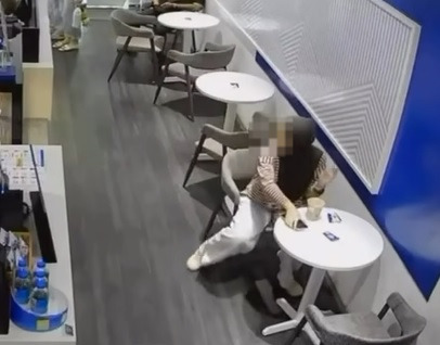卡包遗落咖啡店疑遭女子取走 事主公开监控画面寻人