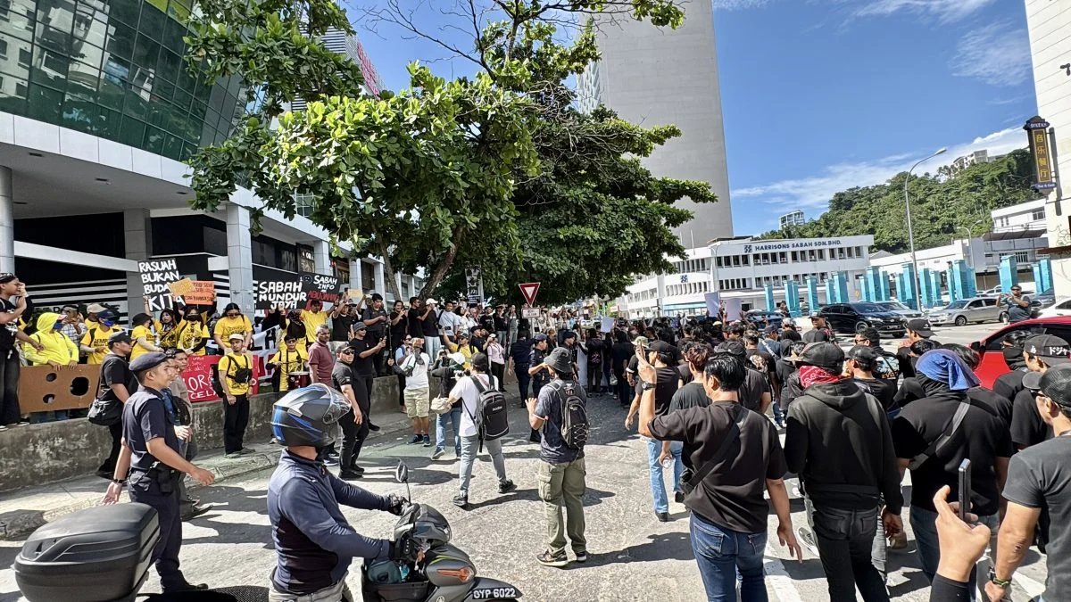 反贪与挺政府集会亚庇登场 警方戒备下隔空叫嚣秩序受控