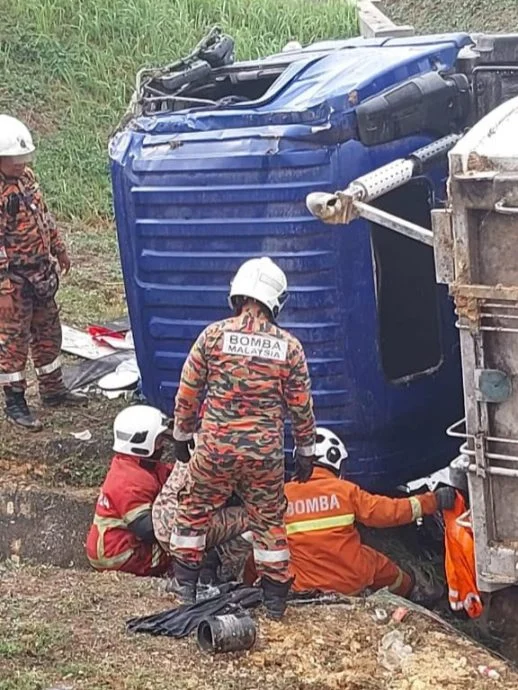 可大都会/垃圾车驶入路口期间失控翻覆 1死3伤