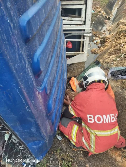 可大都会/垃圾车驶入路口期间失控翻覆 1死3伤