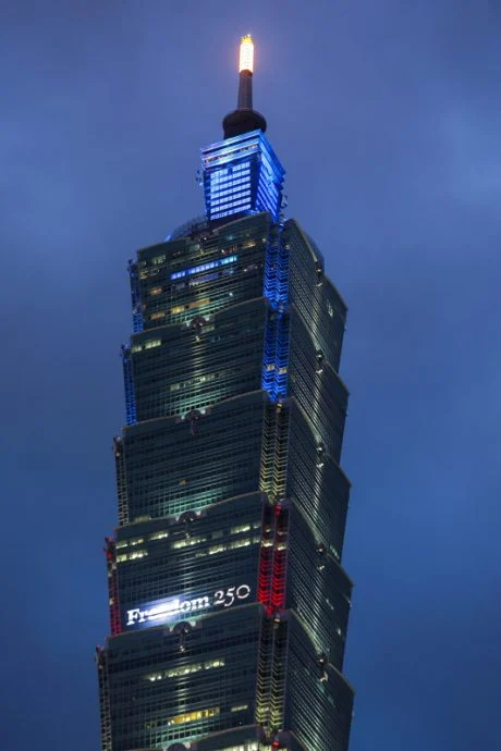 台北101点灯庆美国国庆 台外长:台美关系历久弥新