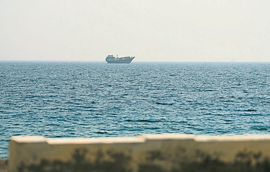 向邻国发射导弹无人机 伊朗再关闭霍峡