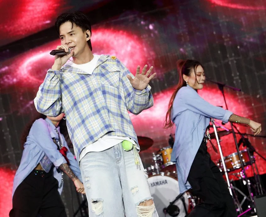 告五人登988 30周年台庆 乐队花10分钟调音被催场