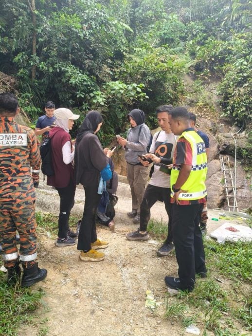 周末结伴登山迷失方向 消拯员耗近3小时救出5男女