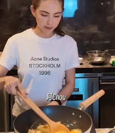周杰伦专属昵称曝光 昆凌下厨甜喊老公来试菜