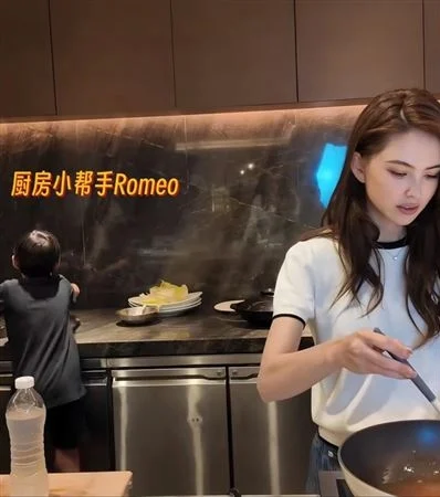 周杰伦专属昵称曝光 昆凌下厨甜喊老公来试菜