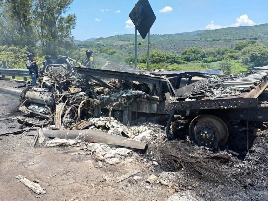 墨西哥货车连环撞引发火烧车 酿10死含2童