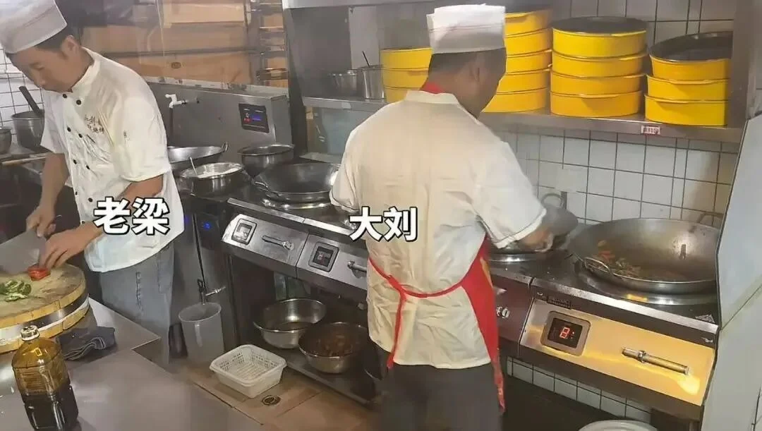 失误致餐厅失火 厨师写欠条赔偿 老板当场撕掉 一句话感动全网