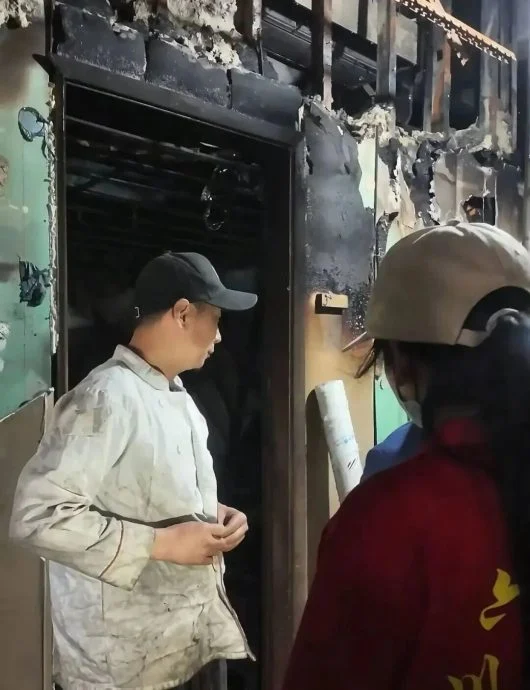 失误致餐厅失火 厨师写欠条赔偿 老板当场撕掉 一句话感动全网