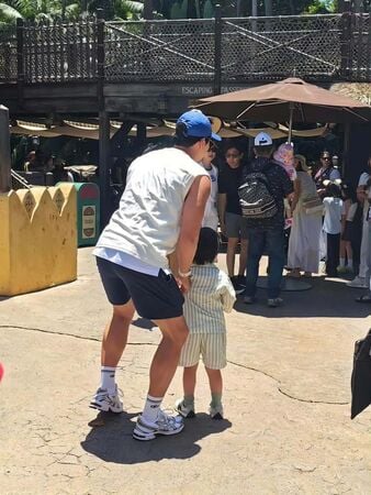 孙艺珍一家迪士尼乐园被偶遇 4岁儿乖萌紧牵玄彬手