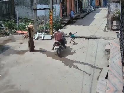 孩童路边玩耍惨遭疾驶摩托撞飞 闭路电视拍下惊险过程