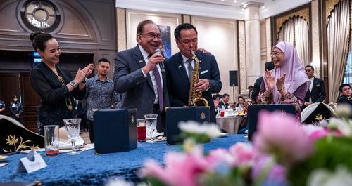 封面图与文 | 阿努廷与安华“即兴演出”