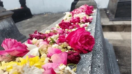 巫裔女悼亡父但不谙礼数 印裔老板娘细心指导展玩多元温情