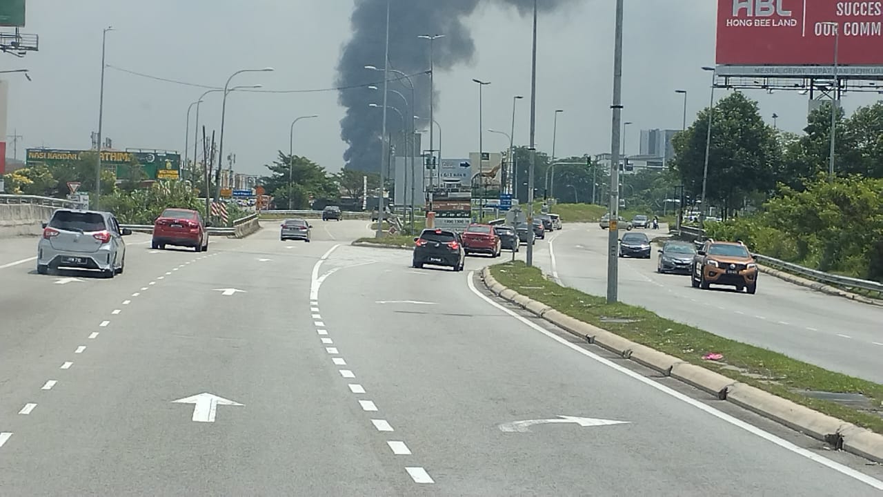 已签发//万挠工厂大火幸无伤亡·滚滚浓烟远处可见