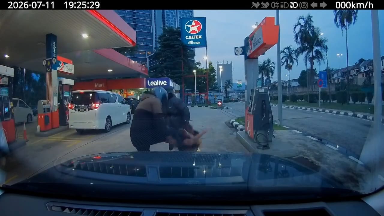 已签发//加油站充气突遇袭·男子遭2匪围殴受伤