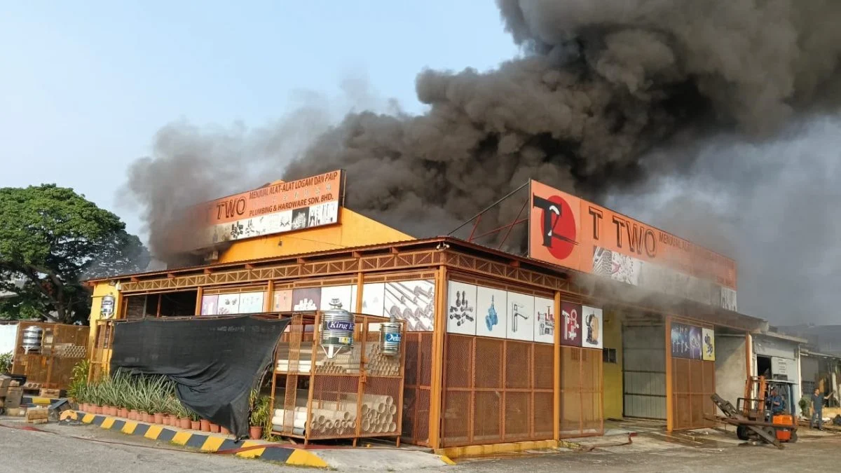 已签发//双层五金店遭大火·35消拯员合阻火势蔓延