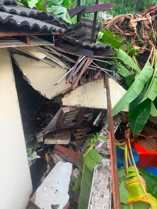 已签发//双溪毛糯雨后土崩·山泥冲毁2住家后方 幸无伤亡