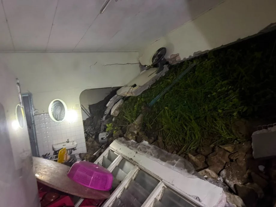 已签发//双溪毛糯雨后土崩·山泥冲毁2住家后方 幸无伤亡