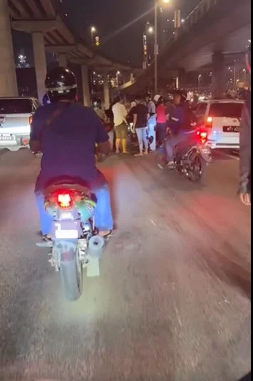 已签发//摩托车图失控翻覆·轿车闪避不及猛撞 骑士伤重身亡