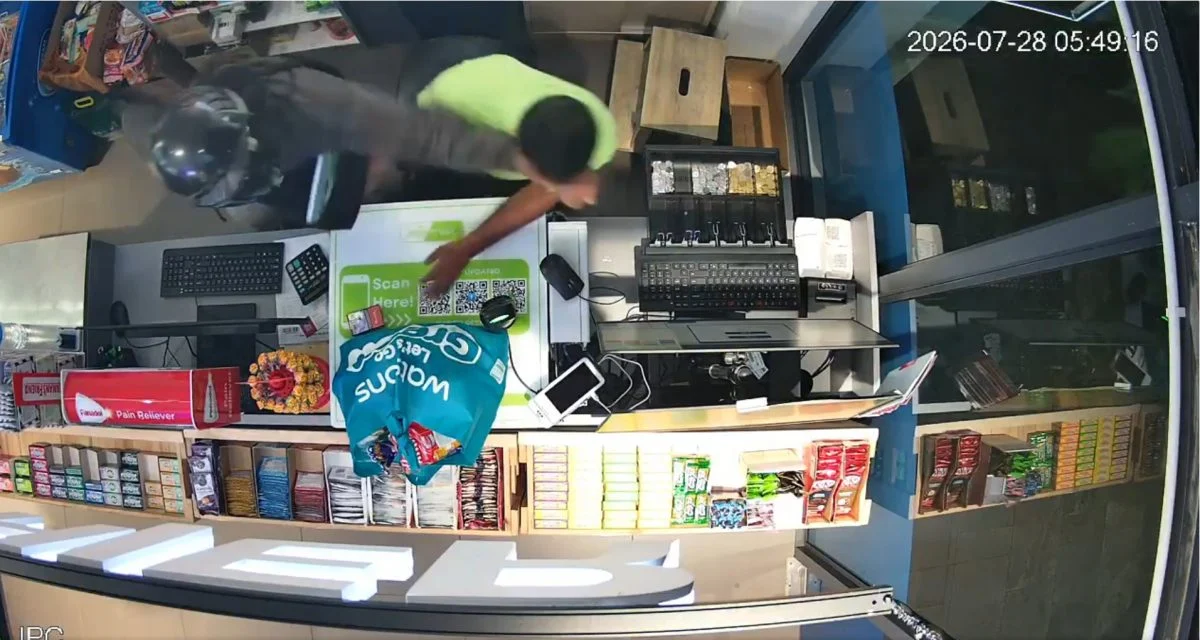 已签发//独行抢匪清晨劫商店·抢逾千令吉逃走