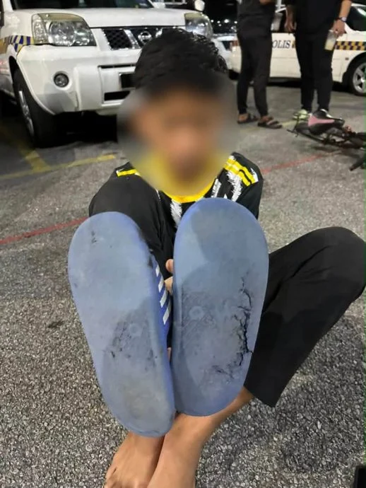已签发//破洞拖鞋来刹车·十来名男孩飚蚊型脚车 遭警带走教育