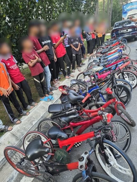 已签发//破洞拖鞋来刹车·十来名男孩飚蚊型脚车 遭警带走教育