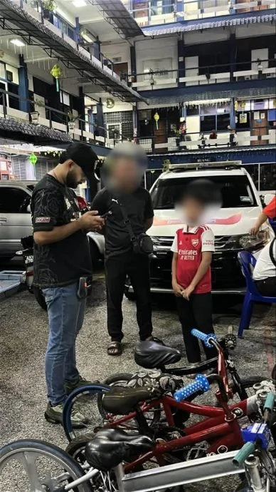 已签发//破洞拖鞋来刹车·十来名男孩飚蚊型脚车 遭警带走教育