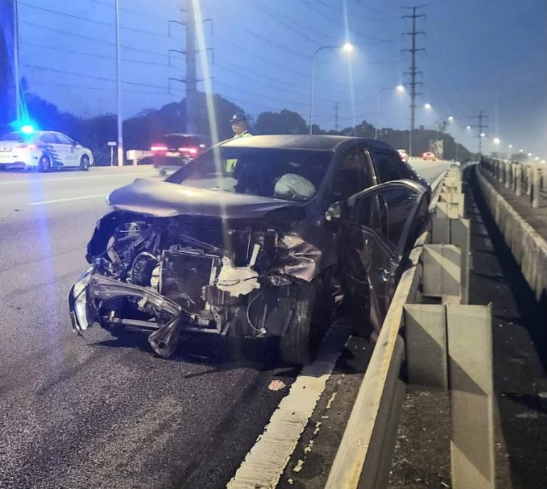已签发//轿车失控撞护栏复遭追尾·一女子当场死亡 2男伤重