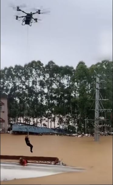 广西无人机天降救人 网民:科技最美样子