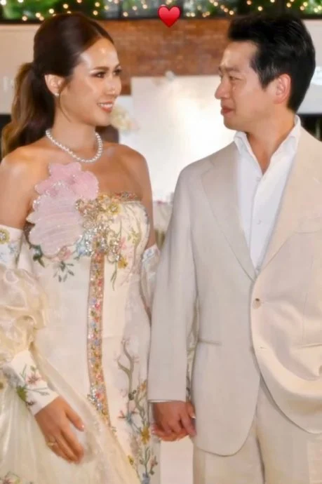 庄思华抢先庄思明办喜事 胡杏儿全家来马喝喜酒