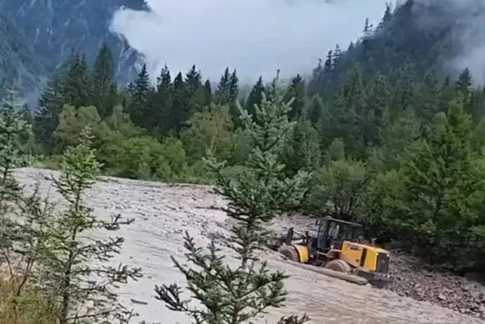 强降雨引发泥石流 九寨沟景区紧急疏散游客