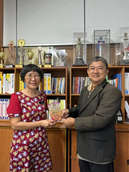 待上网/学海学记|22日见报∕主文|三十载教学生涯谢幕 杜月萍一生情深南华