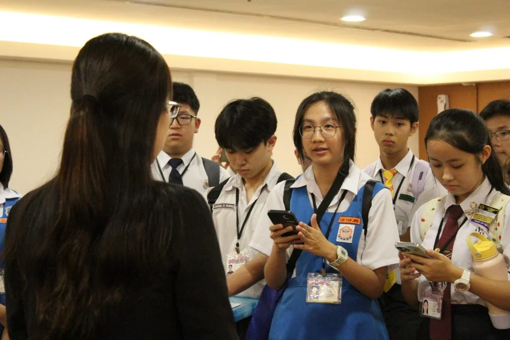 待上网:学海学记|主文|学记访霹州议会 探索议会厅内外乾坤